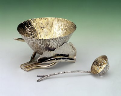 Sokerivene ja seula, valmistaja Hukin and Heath, 1884 (hopea) tekijältä Christopher Dresser