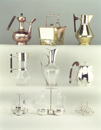 Yläosa, L-R: Oriental Coffee Pot, Benham & Froud, n. 1888 (messinki, kupari ja puu); Japanese Rivetted Square Teapot, Benham & Froud, n. 1888 (kupari ja messinki); Claret Jug, Richard Perry, Son & Co., n. 1880 tekijältä Christopher Dresser
