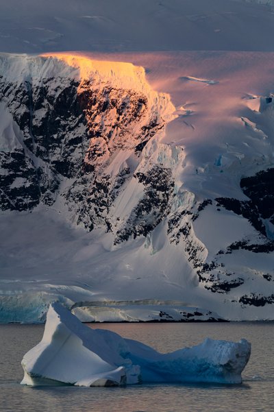Golden Antarctic Peak tekijältä Chuanxu Ren