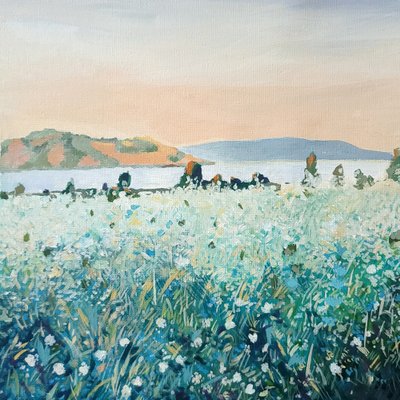 Veden äärellä kukkivat valkoiset luonnonkukat tekijältä Claire Whitehead