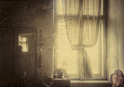 Auringonvalossa kylpevä vintage-ikkuna tekijältä Clara Arustei