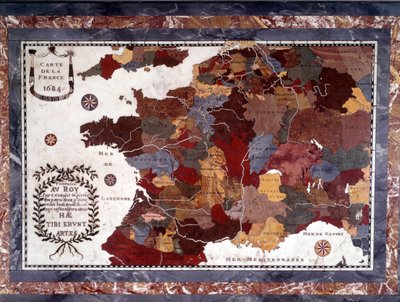 1600-luvun Ranskan kartta, jossa eri alueiden decoupage. Pöytä ebene Napoleon III tukee kovista kivistä, marmorista ja albatresta koostuvaa mosaiikkitasoa, joka edustaa Ranskaa noin 1684. Pöytälevy on osa Marie-Antoinetten huonekaluja Grand Trianonissa. tekijältä Claude-Antoine Couplet