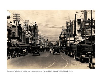 Flagler Street, katsoen länteen Halcyon-hotellin edestä, 27. maaliskuuta 1920 tekijältä Claude C. Matlack