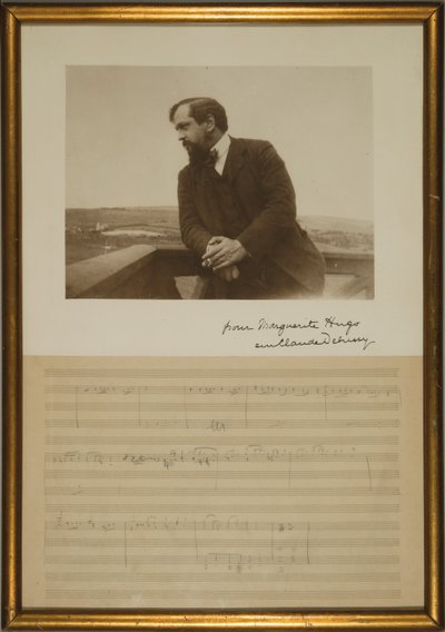Käsikirjoitussivu kappaleeseen "King Lear", jossa Emma Debussyn kaiverrettu muotokuva, joulukuu 1904 (kynä paperille ja mustavalkokuva) tekijältä Claude Debussy