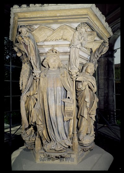 Kuningas Daavid, jonka kyljessä ovat Mooses ja Jeremia, yksityiskohta Mooseksen kaivon kuusikulmaisesta jalustasta, 1395-1404, kivi, katso tarkemmat tiedot 86117-19. tekijältä Claus and Malouel, Jean Sluter