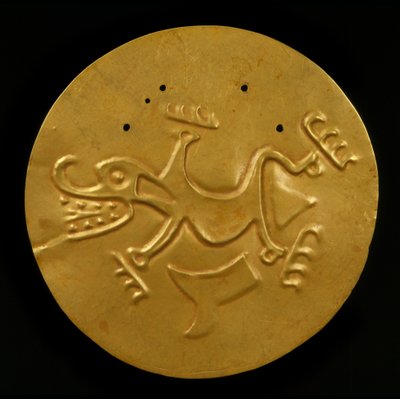 Disk Pectoral with krokotiili, 300-1550 jKr (vasarattu ja jahdettu kulta) tekijältä Coclé Gran