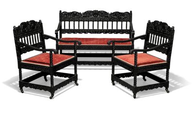 Myöhään viktoriaaninen veistetty ebonisoitu sohva ja nojatuolit, 1800-luvun loppu (ebonisoitu puu ja punainen chenille) tekijältä Collinson and Lock