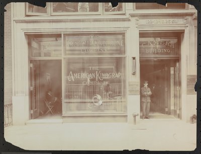 Ensimmäisen kerroksen julkisivu 122-124 E. 25th Street, Camera Building, American Cinephone Company, American Kinograph Company ja ovimies, New York tekijältä Company Byron