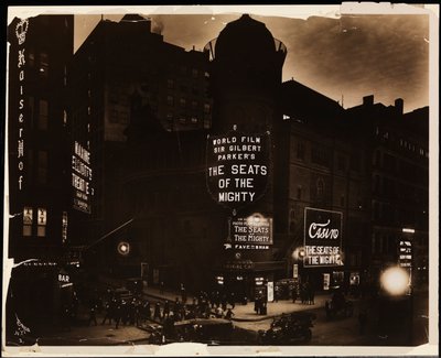 Casino Theatre yöllä, väkijoukkoja ja autoja ja rakennustyöläisiä kaivamassa kadulla, Broadway ja 39th St., New York, n. 1915 (m/v kuva) tekijältä Company Byron