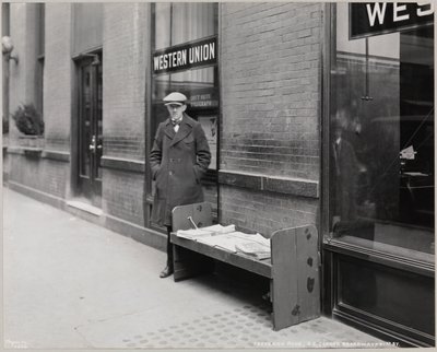 Sokea lehtikauppias Frederick Rode Broadwayn ja 41st St:n kaakkoiskulmassa. Roden takana olevassa ikkunassa näkyy Western Unionin kyltti. tekijältä Company Byron