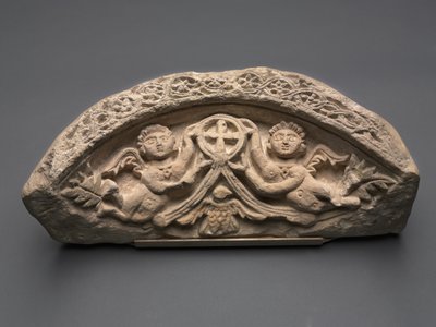 Lunette ja kaksi enkeliä tukemassa riipusristiä, 400s (kalkkikivi) tekijältä Coptic