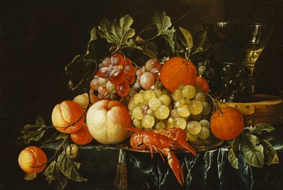 Persikat, appelsiinit, viinirypäleet ja langoustinet tinalautasella ja kartiomainen roemer laatikossa osittain päällystetyllä reunalla, tekijältä Cornelis de Heem