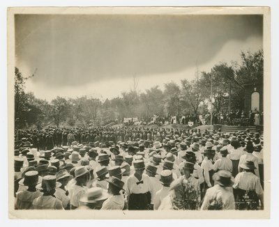 Valmistuminen Tuskegee-instituutissa, noin 1916-18 (s/w-kuva). tekijältä Cornelius Marion Battey