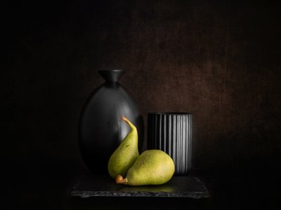 Moody Pears -asetelma tekijältä Cristiano Giani