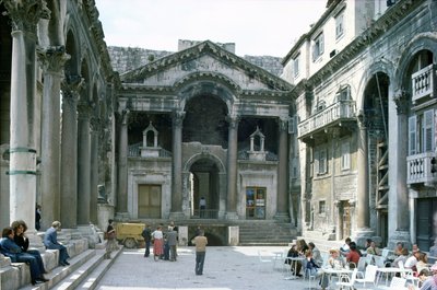 Peristyle Diocletianuksen palatsissa, noin 300 jKr tekijältä Croatian School