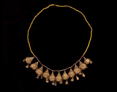Kruunun pääpanta, 1800-luvun loppu - 1900-luvun alku (kulta-, koralli- ja lasihelmiä) tekijältä Culture Minangkabau