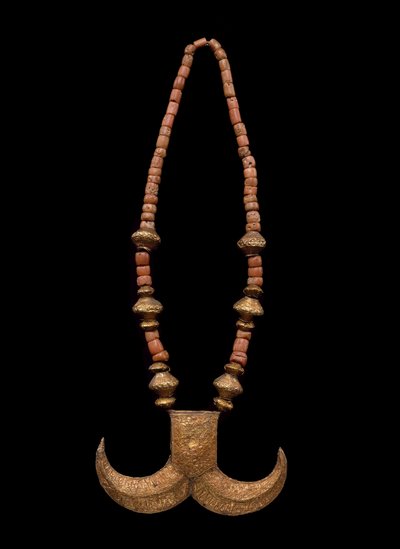 Tiger Claw -kaulakoru, 1800-luvun loppu - 1900-luvun alku (kultafolio, puu, kupari ja koralli) tekijältä Culture Minangkabau