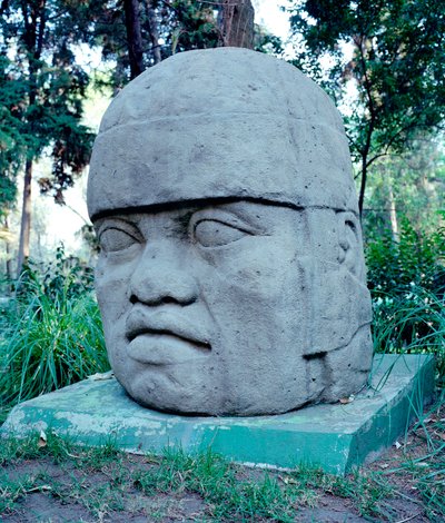 Kolumbiaa edeltävä sivilisaatio: valtava Olmec-pää. 10-7-luvulla eKr. Meksiko. Park Musee de La Vente tekijältä Culture Olmec