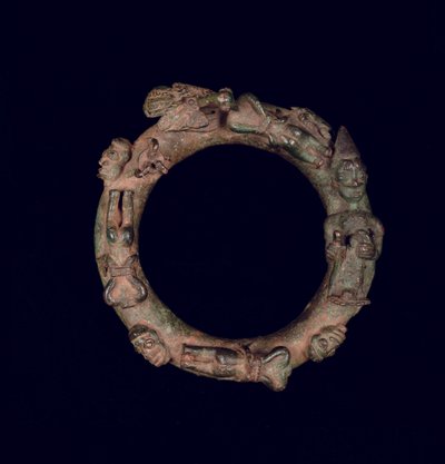 Sormus, joka kuvaa rituaaliuhria tekijältä Yoruba Culture