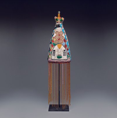 Kuninkaallinen kruunu (ade), 1800-luvun lopusta 1900-luvun alkuun (lasihelmiä, kangasta, koria ja kuitua) tekijältä Yoruba Culture