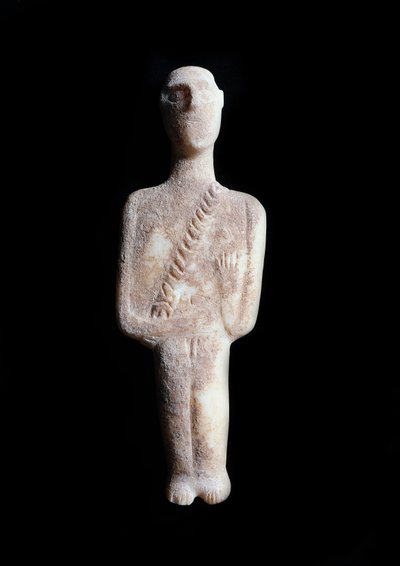Miesjumala, kaavamainen hahmo. Valkoinen marmoriveistos, jossa on okrainrustioita, 3200-2000 eaa. tekijältä Cycladic Cycladic