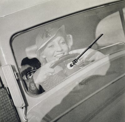 Nainen ajamassa, noin 1930-luku (syväpaino) tekijältä Czech Photographer