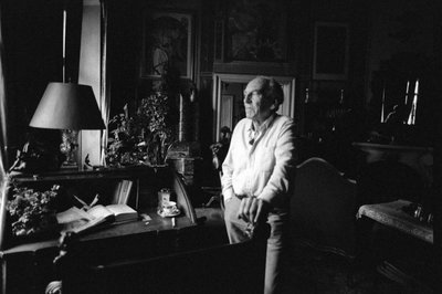 Jiri Mucha seisoo pöytänsä vieressä talossaan Hradcanyssa, Prahassa tekijältä Czech Photographer