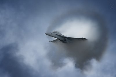 Hävittäjälentokoneen ääni-iskun tekijältä Darek Siusta