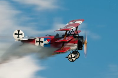 Historiallisen punaisen kolmitasoisen lentokoneen liito tekijältä Darek Siusta