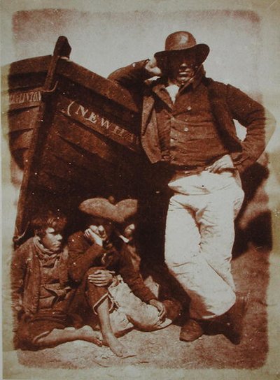 A Newhaven Fisherman and Boys, n. 1843-1847 (suolapaperiprintti kalotyyppinegatiivista) tekijältä David Octavius and Adamson Robert Hill