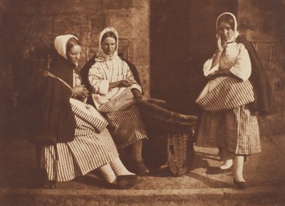 Rouva Logan ja kaksi tuntematonta naista, Newhaven, 184347, painettu n. 1916. Tekijät: David Octavius Hill, Robert Adamson, Hill & Adamson. tekijältä Hill and Adamson