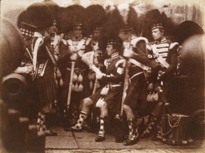 [92. Gordon Highlandersin upseeri lukemassa joukkoja, Edinburghin linna], 9. huhtikuuta 1846. Tekijät: David Octavius Hill, Robert Adamson, Hill & Adamson. tekijältä Hill and Adamson