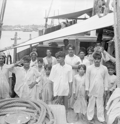 Kapteeni ja miehistö intialaisella Kotia-tyyppisellä Karimi-dhow