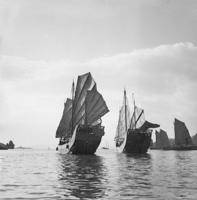 Kaksi Yeungkongin kalastajatyyppistä junkkia purjehtimassa Aberdeenissa, Hongkongissa. tekijältä David Watkin Waters