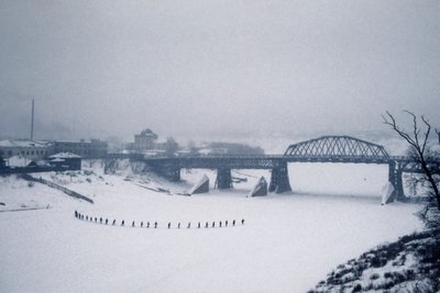 Novosibirsk, Ob-joki, Siperia, Neuvostoliitto, Opiskelijat ylittävät jäätyneen Ob-joen jalan lumessa, talvi 1976 (kuva) (kuva) tekijältä Dean Conger