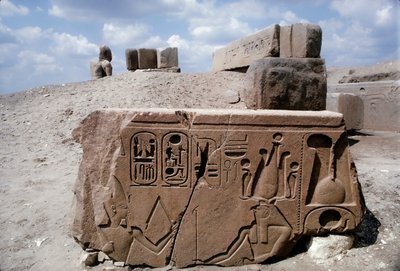 Tanis Egypti, piirustuksia kivijäännökseen Tanisin muinaisessa kaupungissa, jossa on hieroglyfejä. tekijältä Dean Conger