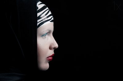 Salaperäisen naisen profiili tekijältä Denisa Justusová Šumcová