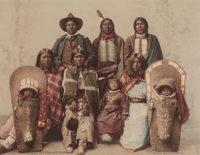 Uten päällikkö Severo ja perhe, n. 1885, julkaistu 1899. Tekijät: Detroit Photography Company, Charles A. Nast. tekijältä Detroit Photographic Company, Charles A. Nast