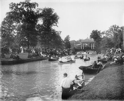 Bändin konsertti Grand Canalilla, Belle Isle Parkissa, 1903-20 tekijältä Detroit Publishing Co.