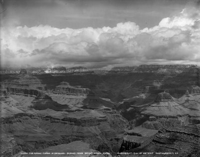 Grand Canyon Arizonassa vastapäätä Bright Angel -hotellia, noin 1900 tekijältä Detroit Publishing Co.