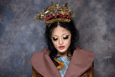 Miss Violence, 2014 (kuva) tekijältä Diana Gomez