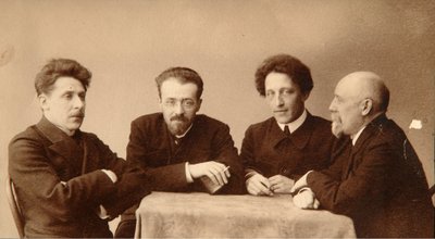 Ryhmämuotokuva runoilijoista Aleksanteri (Aleksandre) Aleksandrovich Blok (1880-1921), Georgii (George) Chulkov (1879-1939), Konstantin Aleksandrovich Erberg (Siunnerberg, Syunnerberg, Sunnenberg) (1871-1942) ja Fjodor Sologub, (Fiodor Sologub) Fjodor Kuzm tekijältä Dmitri Spiridonovich Zdobnov