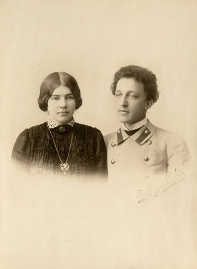 Muotokuva runoilija Alexander (Alexandre) Aleksandrovich Blokista (1880-1921) vaimonsa kanssa. Hopeagelatiinivalokuva Dmitri Spiridonovich Zdobnov (1800-luvun loppu) tekijältä Dmitri Spiridonovich Zdobnov