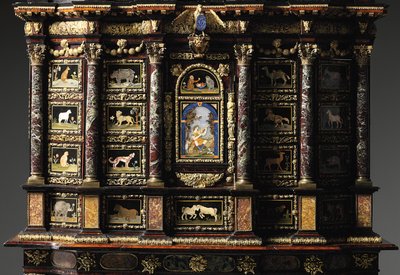 Ludvig XIV:n telinekaappi (kullattu pronssi, pietra dura, kilpikonnankuori, saarni, ebonoitu ja kultakullattu) (katso myös 1766355-6) tekijältä Domenico and Gobelins workshop (attr. to) Cucci
