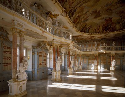 Näkymä Schussenriedin luostarin kirjastohuoneesta, jonka on toteuttanut arkkitehti Domenikus Zimmermann (1685-1766) 1700-luvun Schussenried, Saksa tekijältä Dominikus Zimmermann