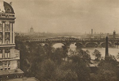 Adelphi Terrace tarjoaa näkymät joelle itään Hotel Cecilistä Tower Bridgelle, vuodelta 1935. tekijältä Donald McLeish