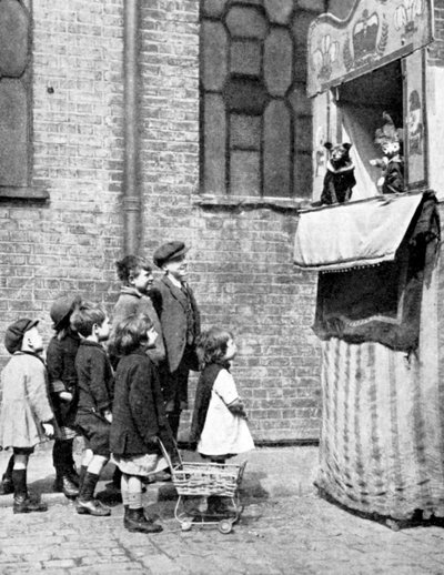 Lapset katsomassa Punch and Judy -showta Lontoon kadulla, 1936 tekijältä Donald McLeish