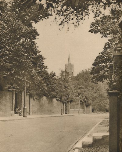 Hampsteadin kirkko Frognal Lanen lehtiseinien väliltä, vuodelta 1935. tekijältä Donald McLeish