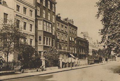 Kensington Square, joka säilyttää edelleen kahden vuosisadan rauhan, vuodelta 1935. tekijältä Donald McLeish