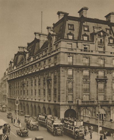 Ritz useiden sukupolvien hotellien sivustolla, vuodelta 1935. tekijältä Donald McLeish